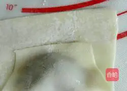 Illustration of how to make wontons stuffed with leek and pork 8