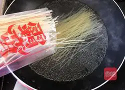 Illustration of how to make spicy beef offal powder 2