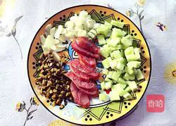 Illustration of how to make sausage and cucumber fried rice 2