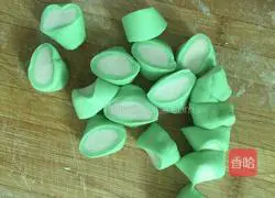 Illustration of making pickled cabbage dumplings 3