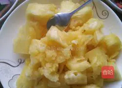 Illustration of how to make pineapple fried rice 2