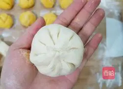Illustration of how to make pumpkin blossom steamed buns 17