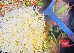 Illustration of how to stir-fry thin noodles with cumin shredded pork 4