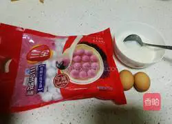 Illustration of how to make glutinous rice balls with fermented glutinous rice and eggs 1