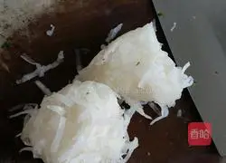 Illustration of how to make radish and beef dumpling filling 4