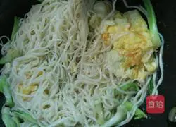 Illustration of how to make fried noodles with eggs and green vegetables 8