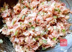 Illustration of how to make pickled cabbage and meat buns 5