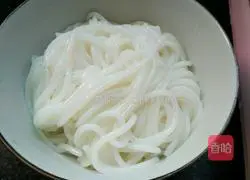 Spicy small Illustration of how to make lobster flavored snail noodles 7