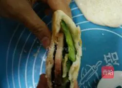 Illustration of making hollow sesame cake 22