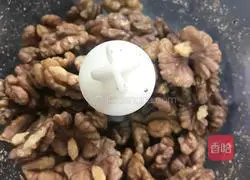 Illustration of how to make glutinous rice balls stuffed with peanut and walnut filling 1