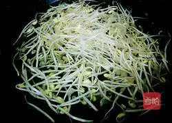 Illustration of how to mix bean sprouts with gluten 3