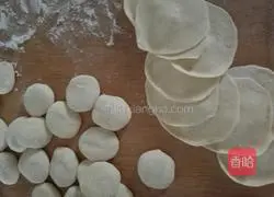 Illustration of how to make three fresh stuffed dumplings 16