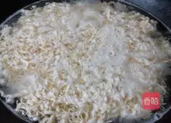 Illustration of how to make fried noodles with bean sprouts and minced meat 2