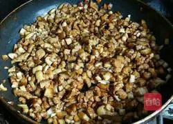 Illustration of how to make braised pork buns with mushrooms 5