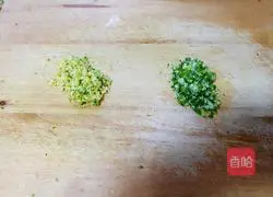 Illustration of how to make ravioli stuffing with minced meat and artemisia 3