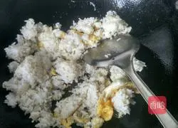 Illustration of how to make colorful egg fried rice 5