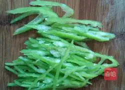 Illustration of how to make green pepper and potato pancakes 2