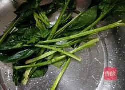 Spinach juice, brown sugar and black sesame seeds Illustration of how to make stuffed steamed buns 1