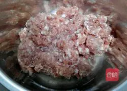 New Year's Eve dinner_Illustration of how to make pork dumplings 3