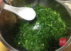 Illustration of how to make pork and leek stuffed dumplings 10