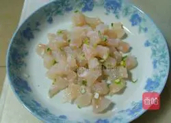 Illustration of how to make Longli fish dumplings 1