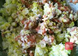 Illustration of how to make pork and cabbage dumplings 10