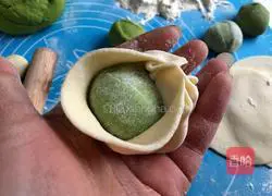Illustration of how to make spinach blossom steamed buns 11