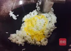 Illustration of how to make golden fried rice 2
