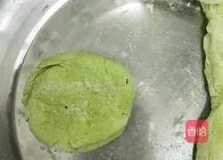 Illustration of how to make steamed buns with spinach juice, brown sugar and black sesame filling 11