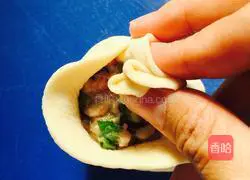 Illustration of how to make steamed buns with onion and meat 7