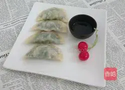 Illustration of how to make mushroom, shrimp, rice, leek and meat dumplings 12