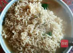 Illustration of how to make spicy fried noodles with chicken flavor instant noodles 2