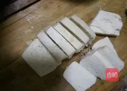 Illustration of how to make golden steamed bun slices 1