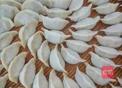 Illustration of how to make garlic moss and pork dumplings 4