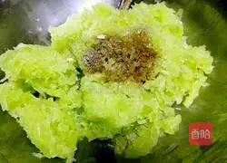 Illustration of how to make lettuce and pork dumplings 9 