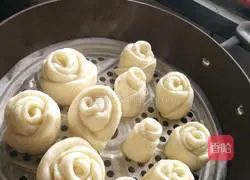 Illustration of how to make rose steamed buns 6