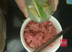 Illustration of how to make meat stuffing for dumplings and wontons 6