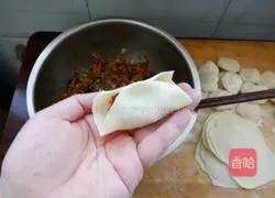 Illustration of how to make mutton and carrot dumplings 7