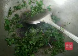 Illustration of how to make fried rice with water chestnut leaves 5