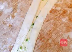 Illustration of how to make green onion pancakes 7