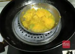 Illustration of how to make pumpkin pie with bean paste filling 1