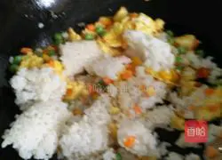 Illustration of how to make fried rice with eggs and bacon 6