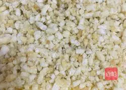 Illustration of how to make waterless leek and egg dumpling fillings 4