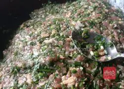 Illustration of how to make dumplings stuffed with chives, pork and eggs 2