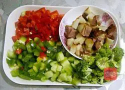 Illustration of how to make fried rice with colorful vegetables and preserved meat 2