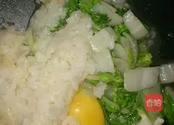 Illustration of how to make seafood, egg and vegetable fried rice 7