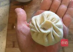 Illustration of how to make cabbage oil shuttle stuffed buns 14
