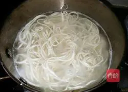 Illustration of how to make shredded chicken fried noodles 2