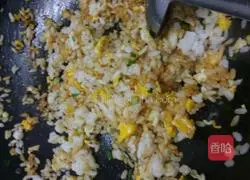 Illustration of how to make fried rice with chives and eggs 3