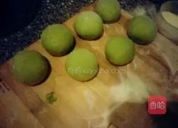 Illustration of how to make spinach steamed buns 7